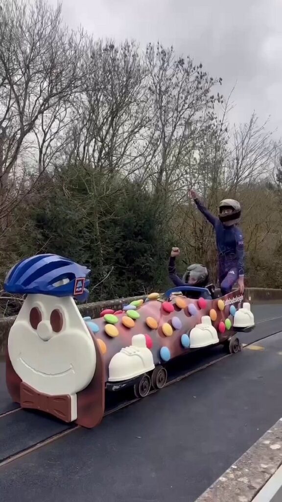 イギリスのスーパーマーケット大手アルディが、人気いもむし型チョコレートケーキ「カスバート・ザ・キャタピラー」を再現した、実物大のボブスレーの画像。
