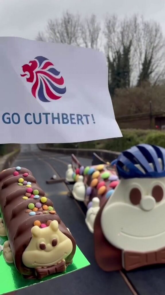 イギリスのスーパーマーケット大手アルディが、人気いもむし型チョコレートケーキ「カスバート・ザ・キャタピラー」を再現した、実物大のボブスレーの画像。