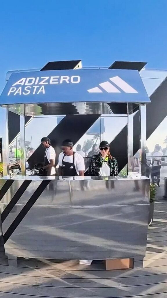 アディダスのレーシングシューズ「Adizero EVO SL」を忠実に再現したラビオリ「Adizero Pasta」の画像。