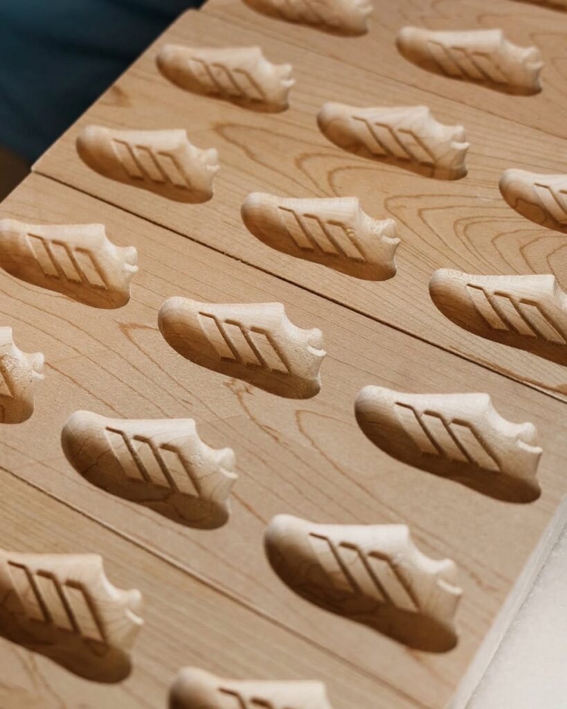 アディダスのレーシングシューズ「Adizero EVO SL」を忠実に再現したラビオリ「Adizero Pasta」の画像。