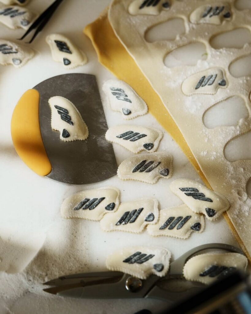 アディダスのレーシングシューズ「Adizero EVO SL」を忠実に再現したラビオリ「Adizero Pasta」の画像。