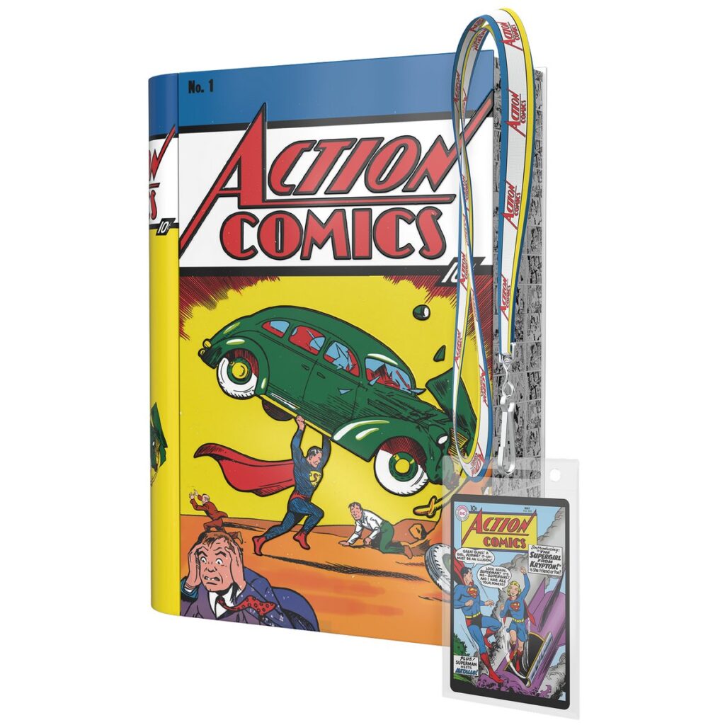 DCコミックスの90周年を記念してAMC Theatresから登場した、ブック型ポップコーンバケット「DC Comic Book Popcorn Tin with Lanyard」の画像。