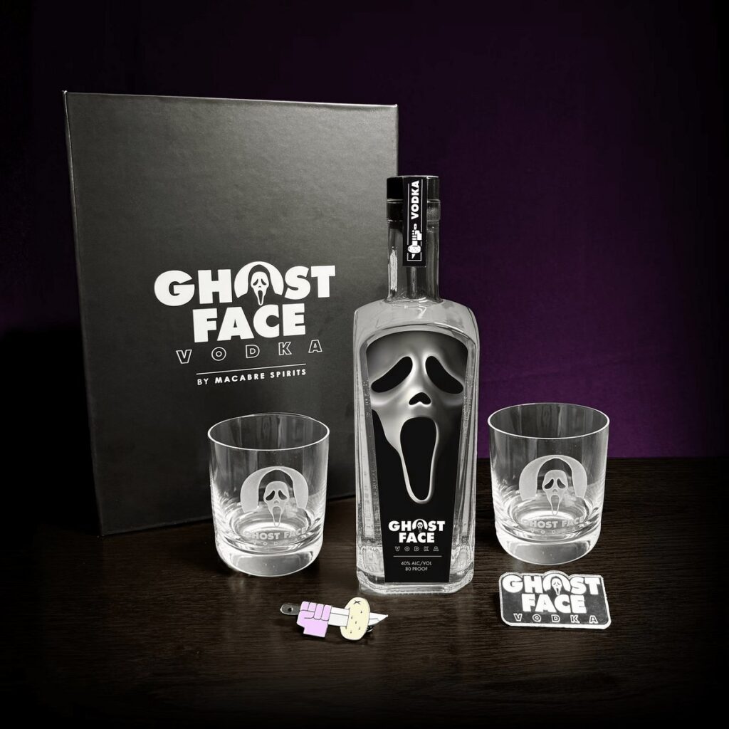 映画『スクリーム』シリーズで初代ゴーストフェイスを演じたマシュー・リラードが共同設立したスピリッツブランド「Macabre Spirits」と、ゴーストフェイスの権利元Fun Worldがコラボした、完全限定のプレミアム・ウォッカ「Ghost Face Vodka」の画像。