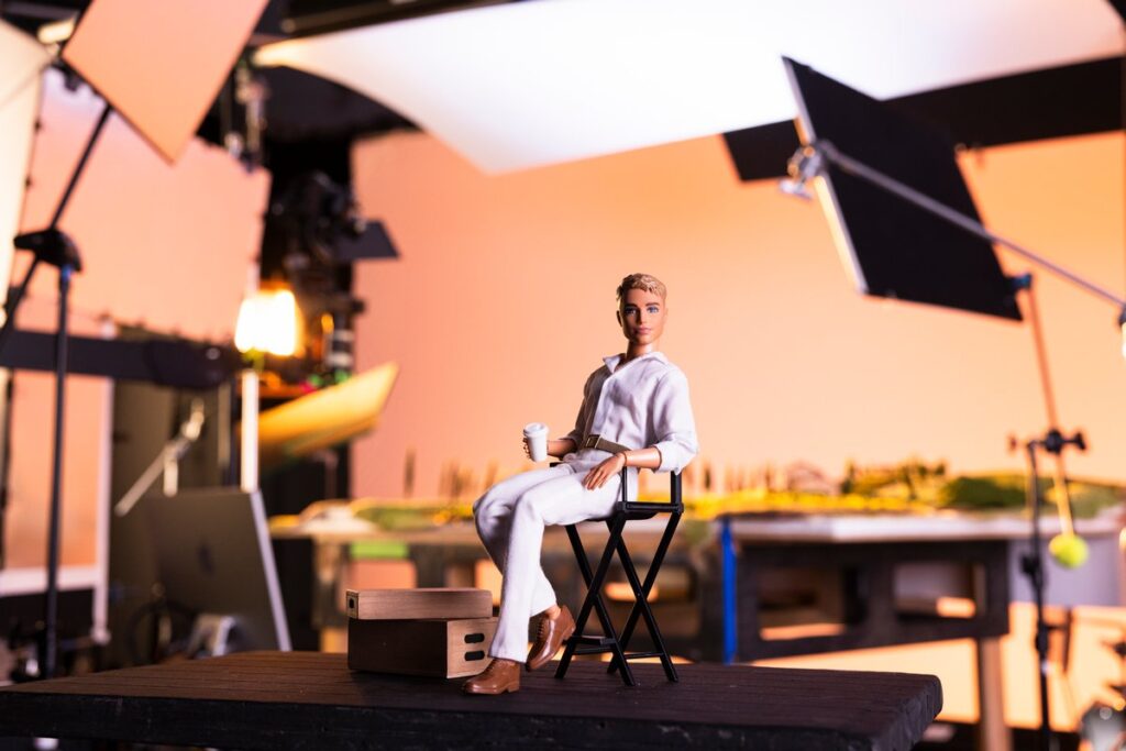 ExpediaとMattelによる、ケンが主役を務めるスーパーボウルLX向け広告「Going Places with Ken」の画像。