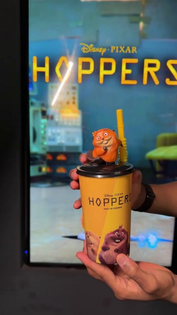 『私がビーバーになる時』（原題：Hoppers）の公開に先がけ、各国の映画館チェーンから登場した限定ドリンクカップやポップコーンバケットの画像。