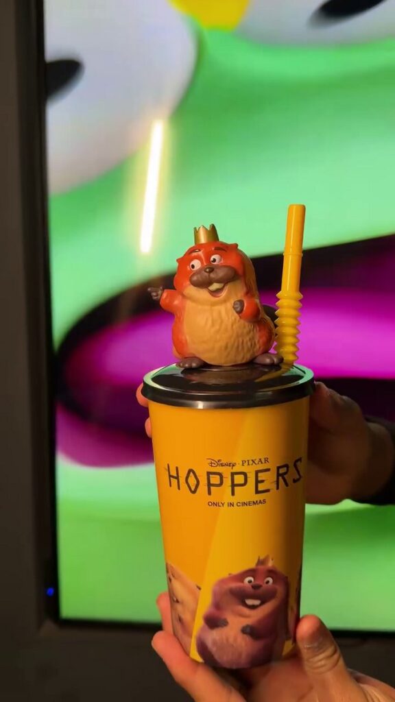 『私がビーバーになる時』（原題：Hoppers）の公開に先がけ、各国の映画館チェーンから登場した限定ドリンクカップやポップコーンバケットの画像。