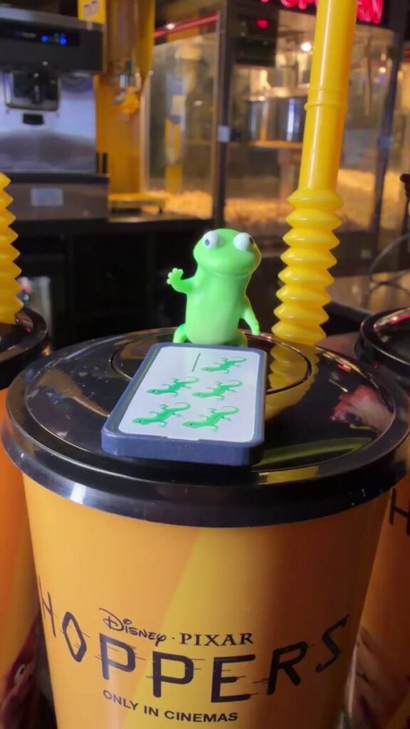『私がビーバーになる時』（原題：Hoppers）の公開に先がけ、各国の映画館チェーンから登場した限定ドリンクカップやポップコーンバケットの画像。
