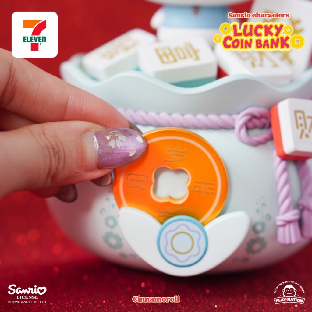 2026年の旧正月シーズンにシンガポールのセブン-イレブンが発表した、サンリオの人気キャラクターたちを“福”の象徴として再解釈した限定コレクション「サンリオ ラッキーコインバンク」&「シナモロール麻雀セット」の画像。