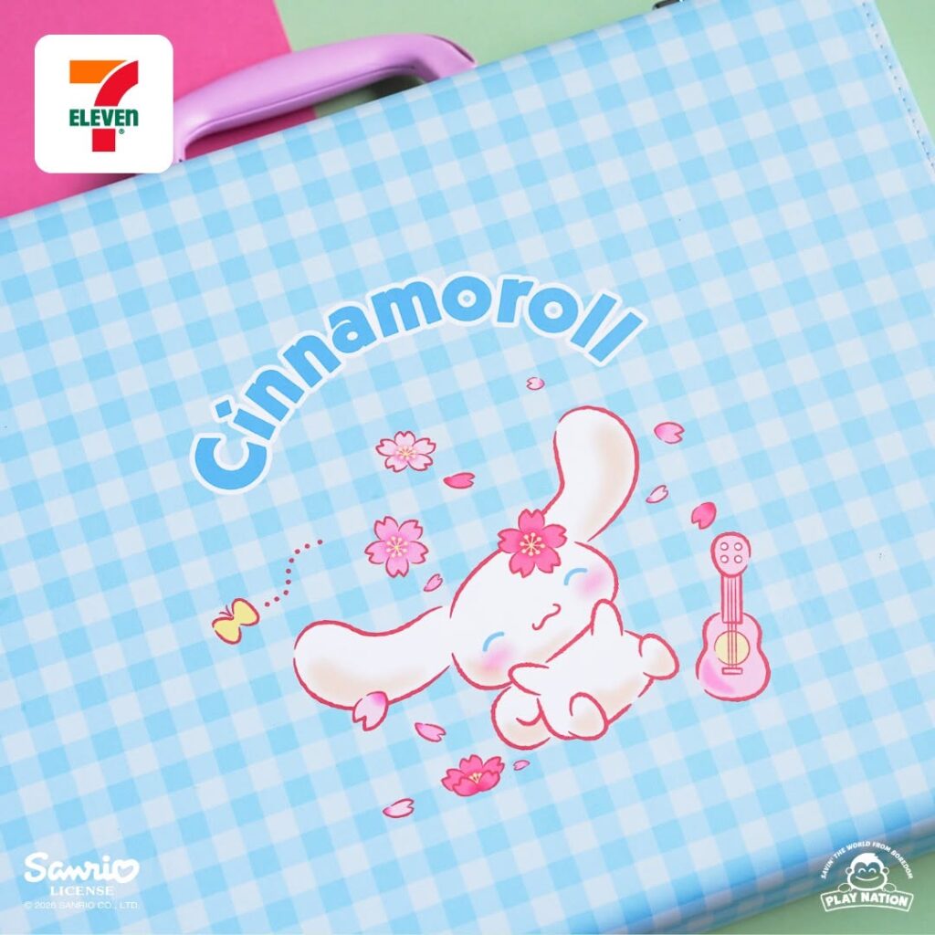 2026年の旧正月シーズンにシンガポールのセブン-イレブンが発表した、サンリオの人気キャラクターたちを“福”の象徴として再解釈した限定コレクション「サンリオ ラッキーコインバンク」&「シナモロール麻雀セット」の画像。