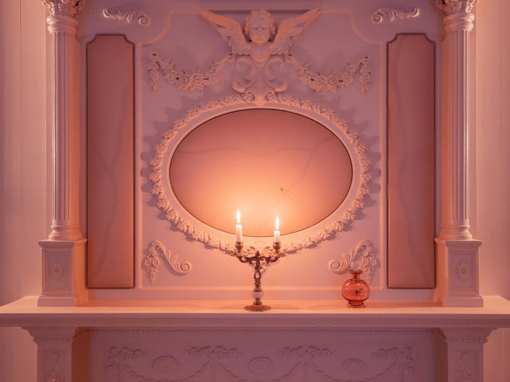 映画『嵐が丘』の公開を記念しAirbnbが提供する、劇中の「キャシーの寝室」を再現した特別宿泊体験の画像。