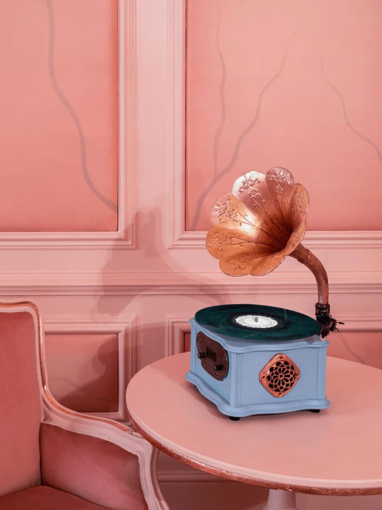 映画『嵐が丘』の公開を記念しAirbnbが提供する、劇中の「キャシーの寝室」を再現した特別宿泊体験の画像。