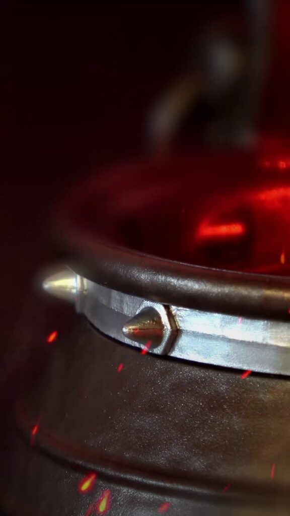 ギネス公式の「世界最小ポップコーンコンテナ」に認定された、『ザ・スーパーマリオギャラクシー・ムービー』クッパの小さな釜ポップコーンバケットの画像。