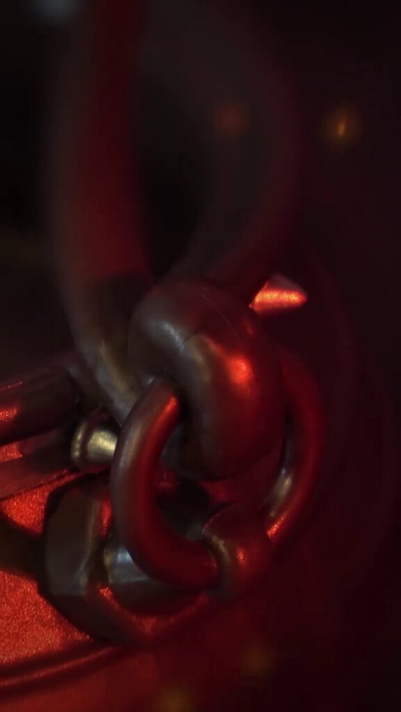 ギネス公式の「世界最小ポップコーンコンテナ」に認定された、『ザ・スーパーマリオギャラクシー・ムービー』クッパの小さな釜ポップコーンバケットの画像。