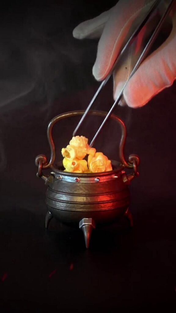 ギネス公式の「世界最小ポップコーンコンテナ」に認定された、『ザ・スーパーマリオギャラクシー・ムービー』クッパの小さな釜ポップコーンバケットの画像。