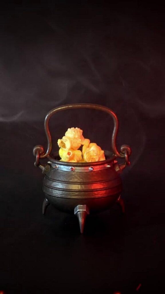 ギネス公式の「世界最小ポップコーンコンテナ」に認定された、『ザ・スーパーマリオギャラクシー・ムービー』クッパの小さな釜ポップコーンバケットの画像。