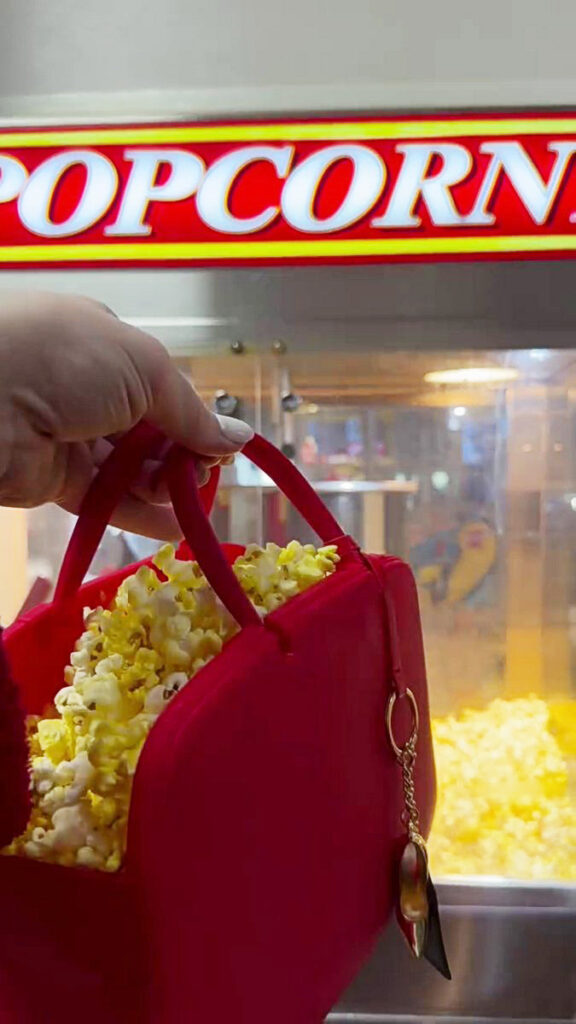 映画『プラダを着た悪魔 2』の公開に向けて、アメリカの映画館チェーンCinemarkが新たな公式動画をInstagramで公開し、明らかになった劇場限定グッズの詳細の画像。