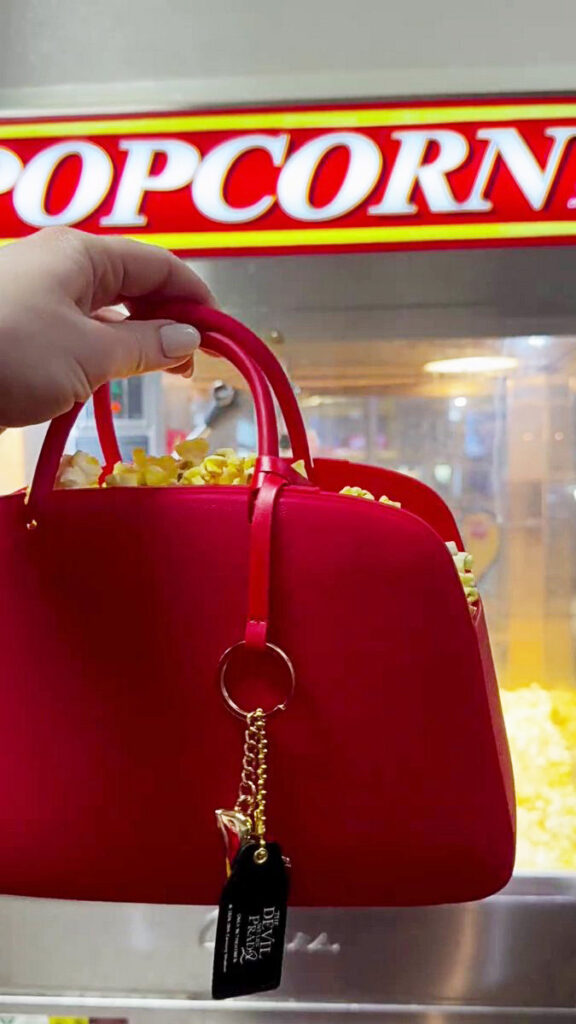 映画『プラダを着た悪魔 2』の公開に向けて、アメリカの映画館チェーンCinemarkが新たな公式動画をInstagramで公開し、明らかになった劇場限定グッズの詳細の画像。