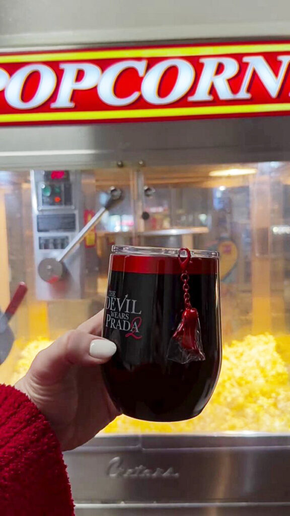 映画『プラダを着た悪魔 2』の公開に向けて、アメリカの映画館チェーンCinemarkが新たな公式動画をInstagramで公開し、明らかになった劇場限定グッズの詳細の画像。