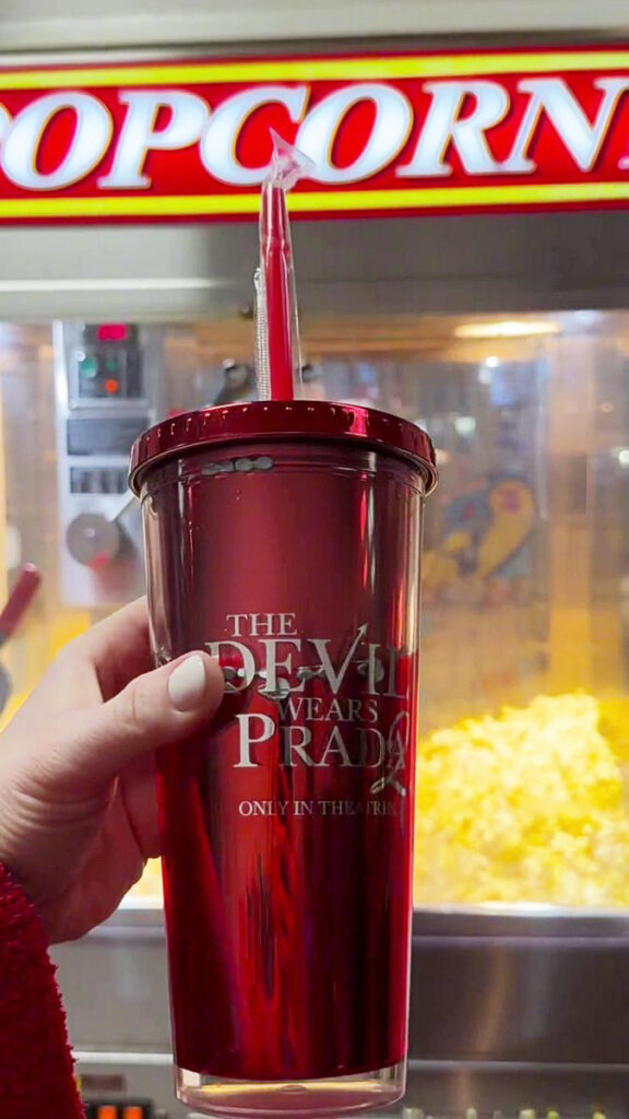 映画『プラダを着た悪魔 2』の公開に向けて、アメリカの映画館チェーンCinemarkが新たな公式動画をInstagramで公開し、明らかになった劇場限定グッズの詳細の画像。