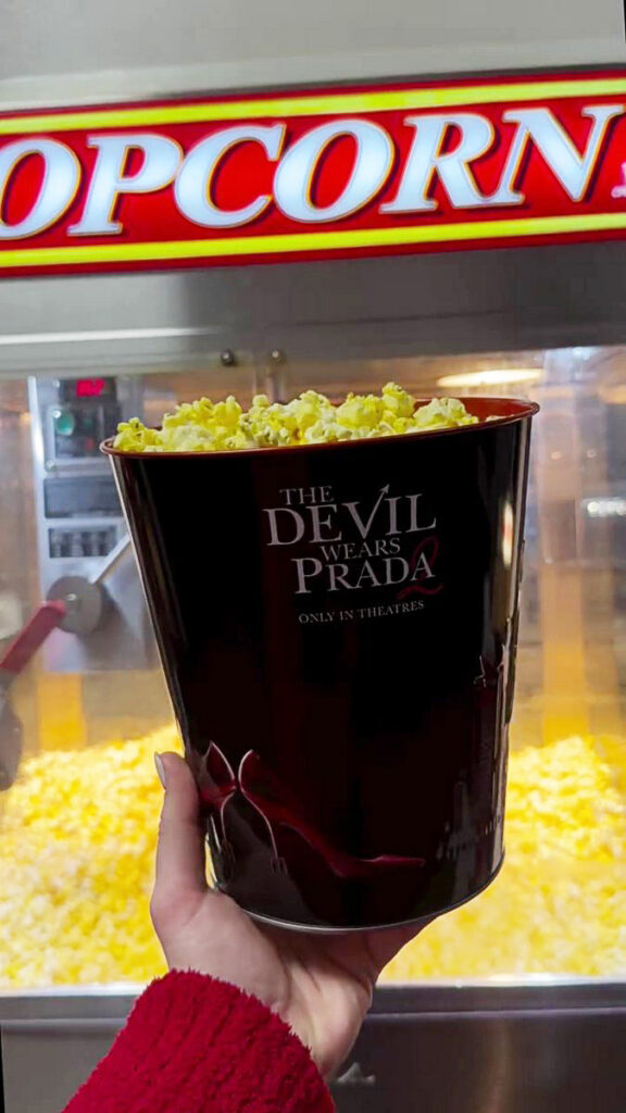 映画『プラダを着た悪魔 2』の公開に向けて、アメリカの映画館チェーンCinemarkが新たな公式動画をInstagramで公開し、明らかになった劇場限定グッズの詳細の画像。