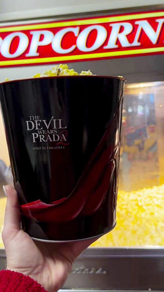 映画『プラダを着た悪魔 2』の公開に向けて、アメリカの映画館チェーンCinemarkが新たな公式動画をInstagramで公開し、明らかになった劇場限定グッズの詳細の画像。