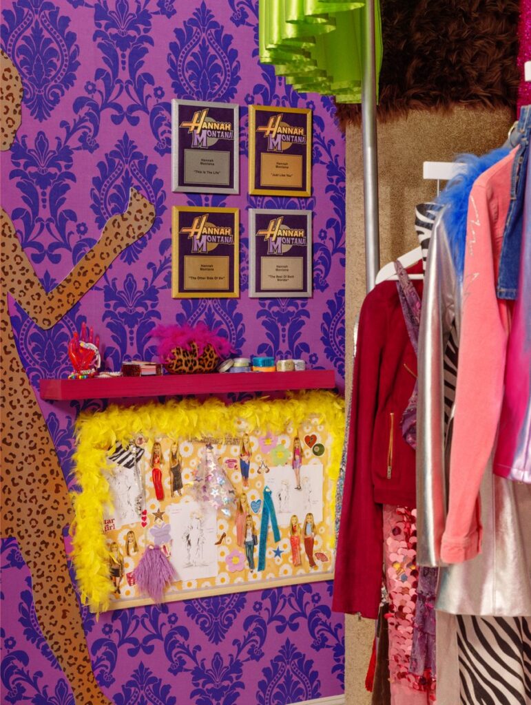 ディズニードラマ『シークレット・アイドル ハンナ・モンタナ』の20周年を記念し、Airbnb が作中の舞台であるマリブのビーチハウスを期間限定で公開の画像。