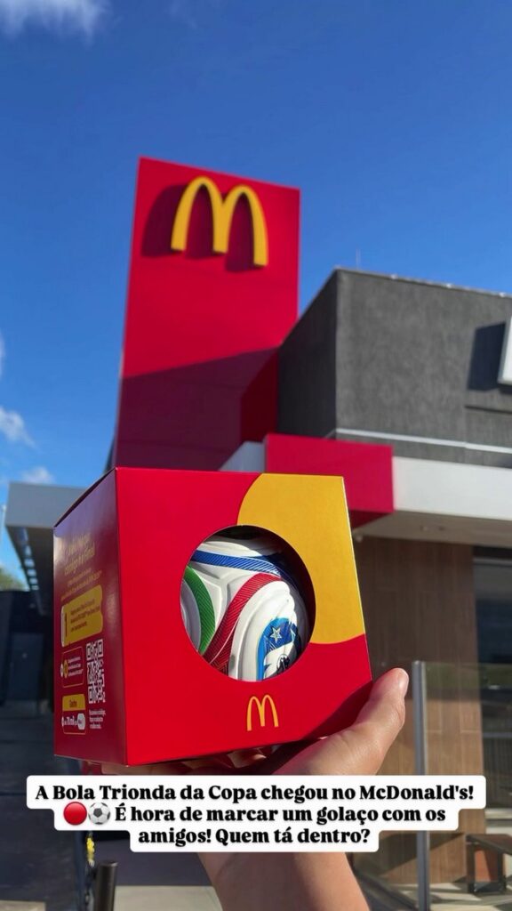 ブラジルのマクドナルドが、2026 FIFA World Cupにあわせて販売する、大会公式ボール「TRIONDA」をモチーフにしたミニボールの画像。