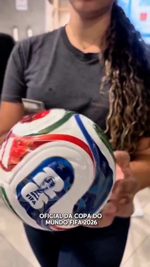 ブラジルのマクドナルドが、2026 FIFA World Cupにあわせて販売する、大会公式ボール「TRIONDA」をモチーフにしたミニボールの画像。