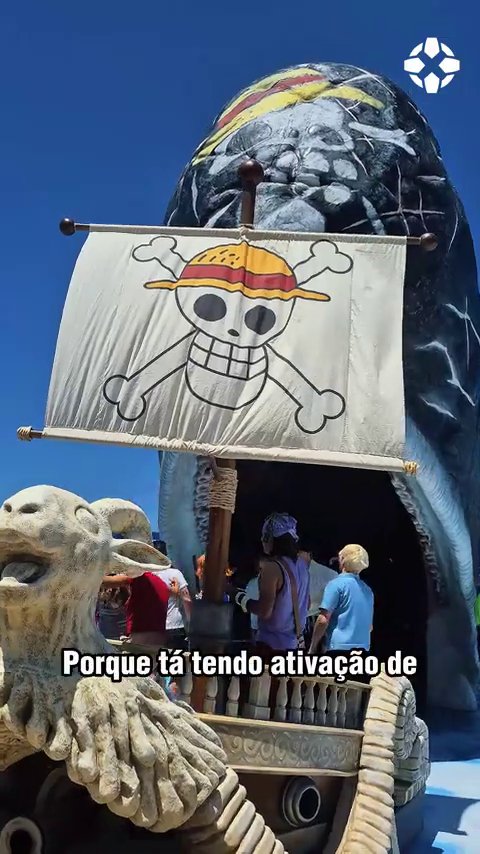 Netflix実写版『ONE PIECE』シーズン2の配信を記念してコパカバーナ海岸に登場した、実物大のアイランドクジラ「ラブーン」の画像。