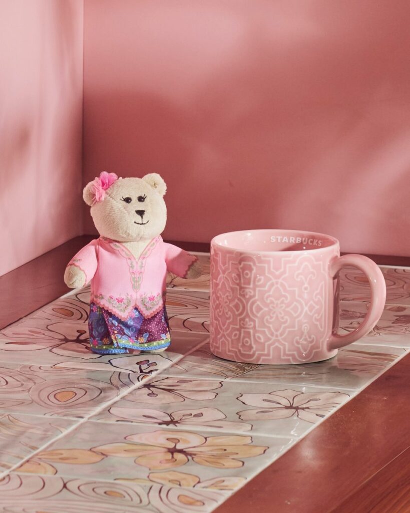 スターバックス・シンガポールが発表した、プラナカン文化をテーマにした新しいグッズコレクションの画像。