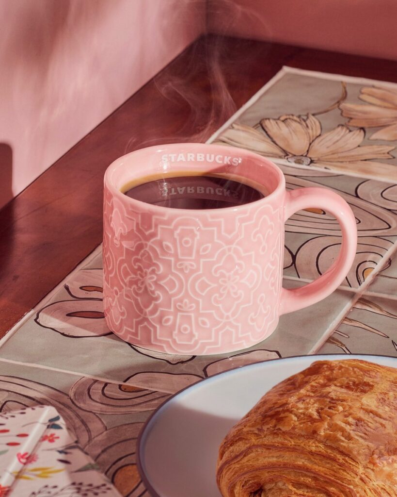 スターバックス・シンガポールが発表した、プラナカン文化をテーマにした新しいグッズコレクションの画像。