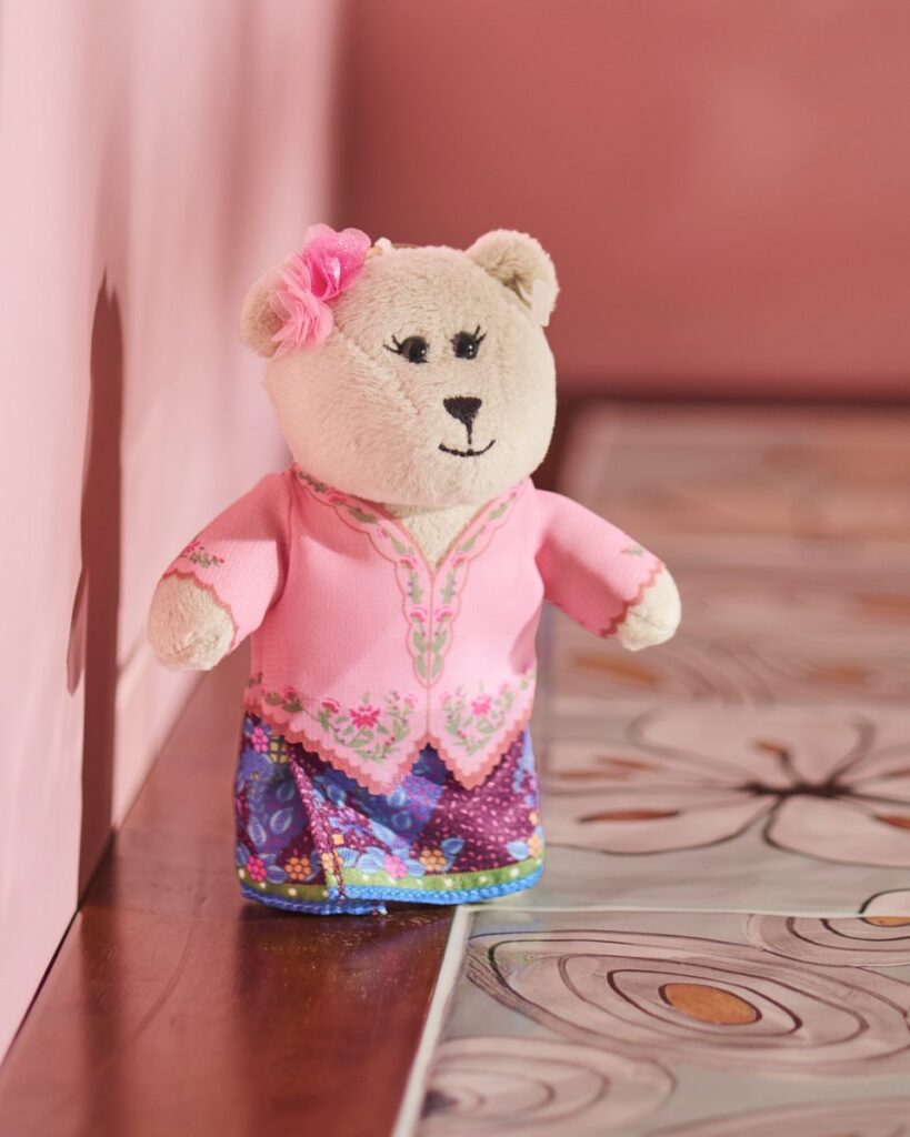 スターバックス・シンガポールが発表した、プラナカン文化をテーマにした新しいグッズコレクションの画像。