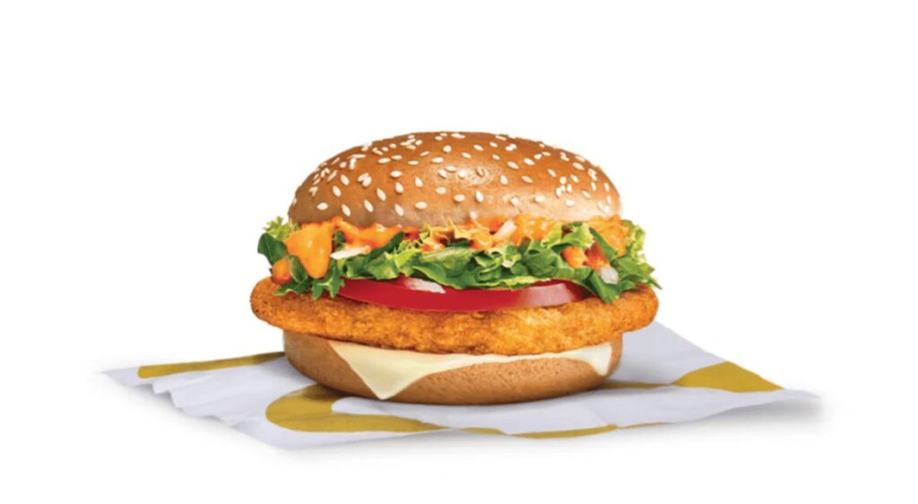 マクドナルド・サウジアラビアで展開されている、『呪術廻戦』コラボキャンペーン「領域展開セット」の画像。