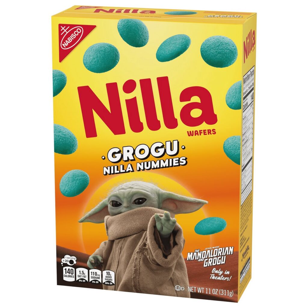 映画『スター・ウォーズ／マンダロリアン・アンド・グローグー』の公開に先駆けて、ウォルマートが販売する「ポップコーンバケット」と「青いクッキー」の画像。