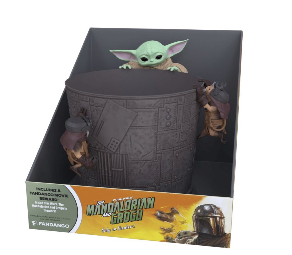 映画『スター・ウォーズ／マンダロリアン・アンド・グローグー』の公開に先駆けて、ウォルマートが販売する「ポップコーンバケット」と「青いクッキー」の画像。