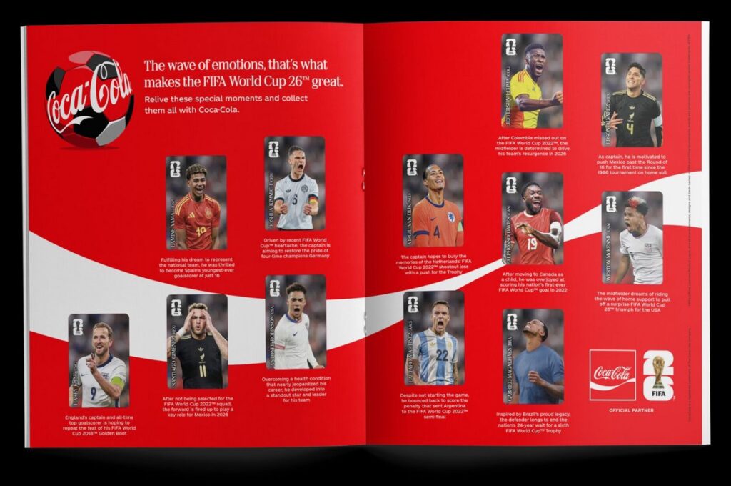 コカ・コーラとパニーニによるFIFAワールドカップ2026公式コラボの、ピールバックラベル付き20ozボトルの画像