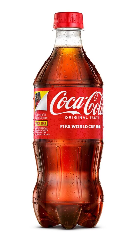 コカ・コーラとパニーニによるFIFAワールドカップ2026公式コラボの、ピールバックラベル付き20ozボトルの画像