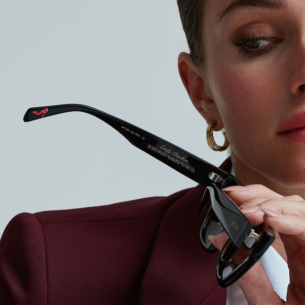 DIFF Eyewear が発表した、『プラダを着た悪魔』コラボアイウェアコレクションの画像。