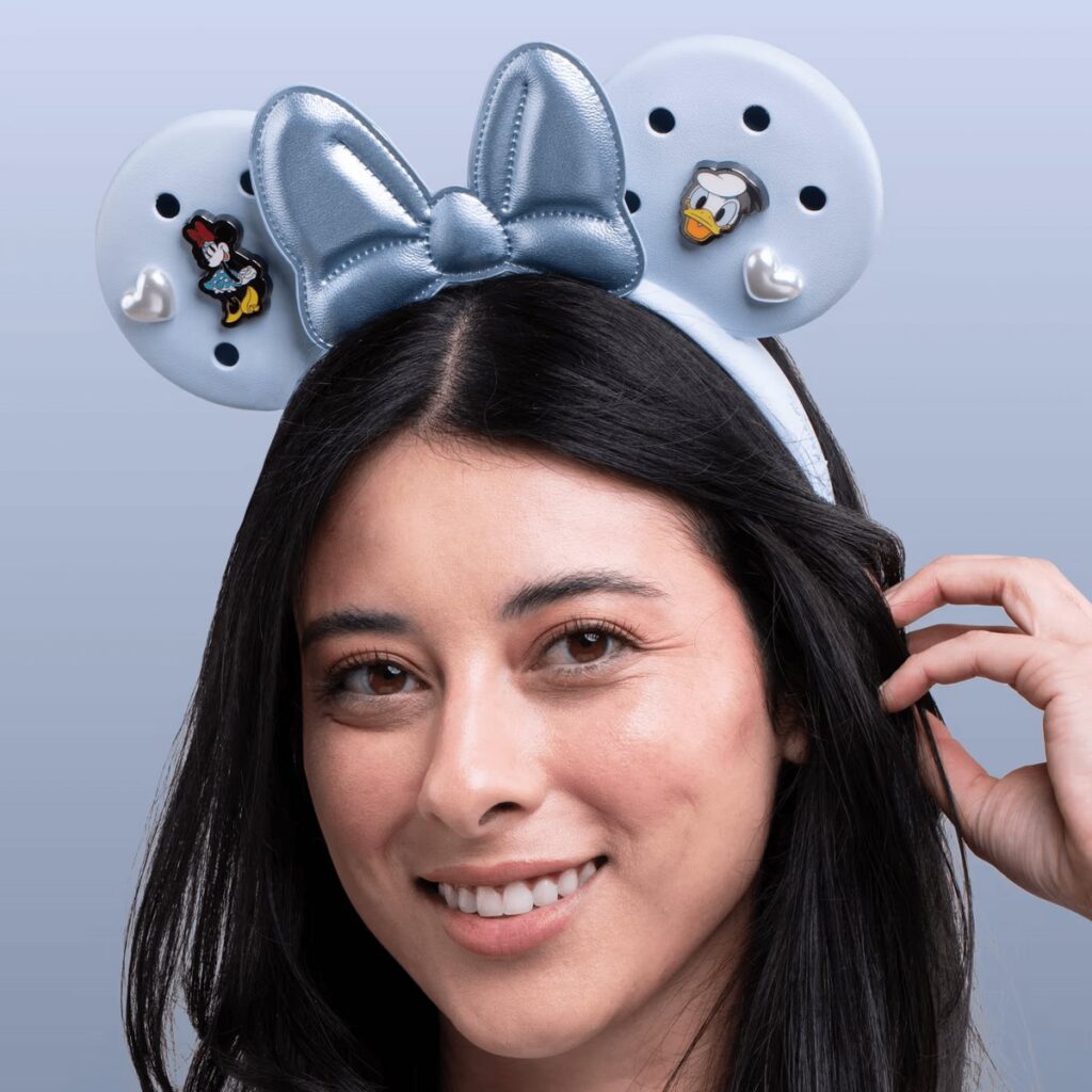 Crocsが、ディズニーと手を組み発表した、ミッキー&ミニーのアイコニックな耳をモチーフにしたカチューシャの画像。