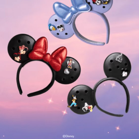 Crocsが、ディズニーと手を組み発表した、ミッキー&ミニーのアイコニックな耳をモチーフにしたカチューシャの画像。