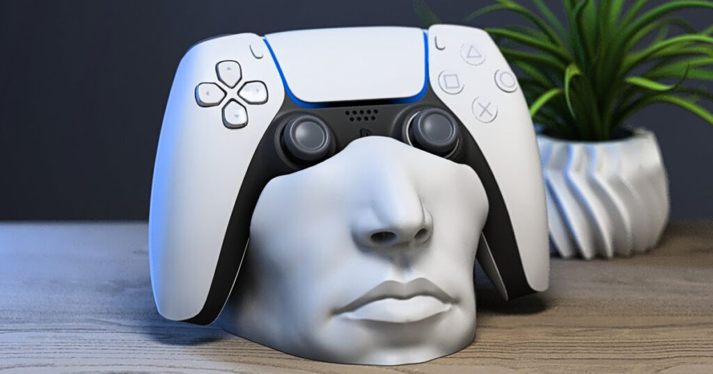 人間の顔をモチーフにした、PS5コントローラー用のユニークな3Dプリントスタンドの画像。