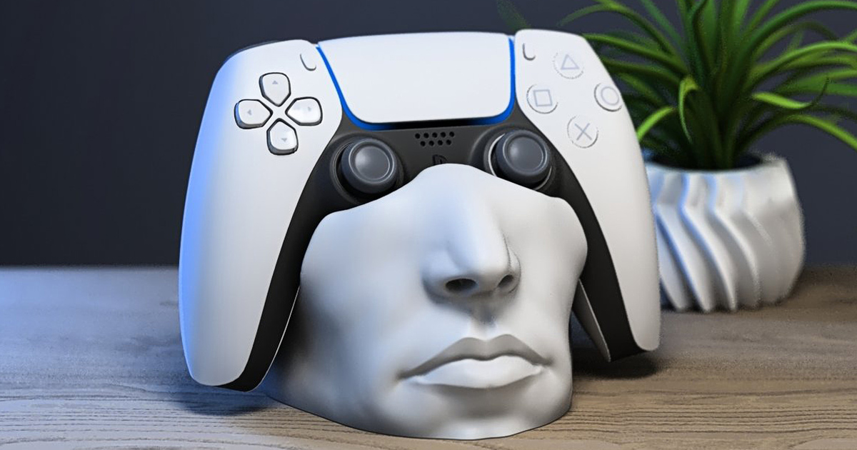 人間の顔をモチーフにした、PS5コントローラー用のユニークな3Dプリントスタンドの画像。