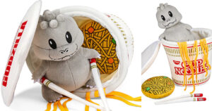 アメリカのKidrobotが手がけた、ゴジラ×カップヌードルのコラボぬいぐるみの画像。