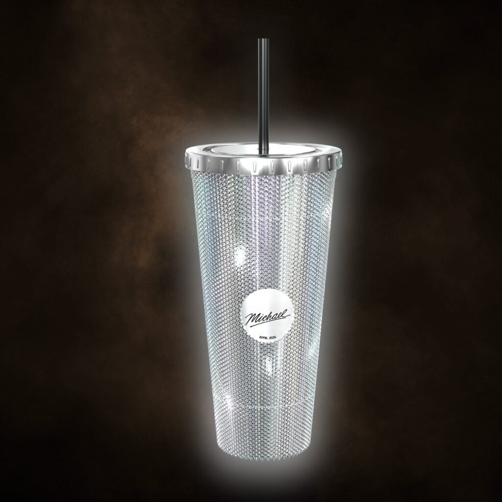 映画『Michael/マイケル』の公開にあわせ、Marcus Theatres公式オンラインストアで販売された、ポップコーンバケットとタンブラーの画像。