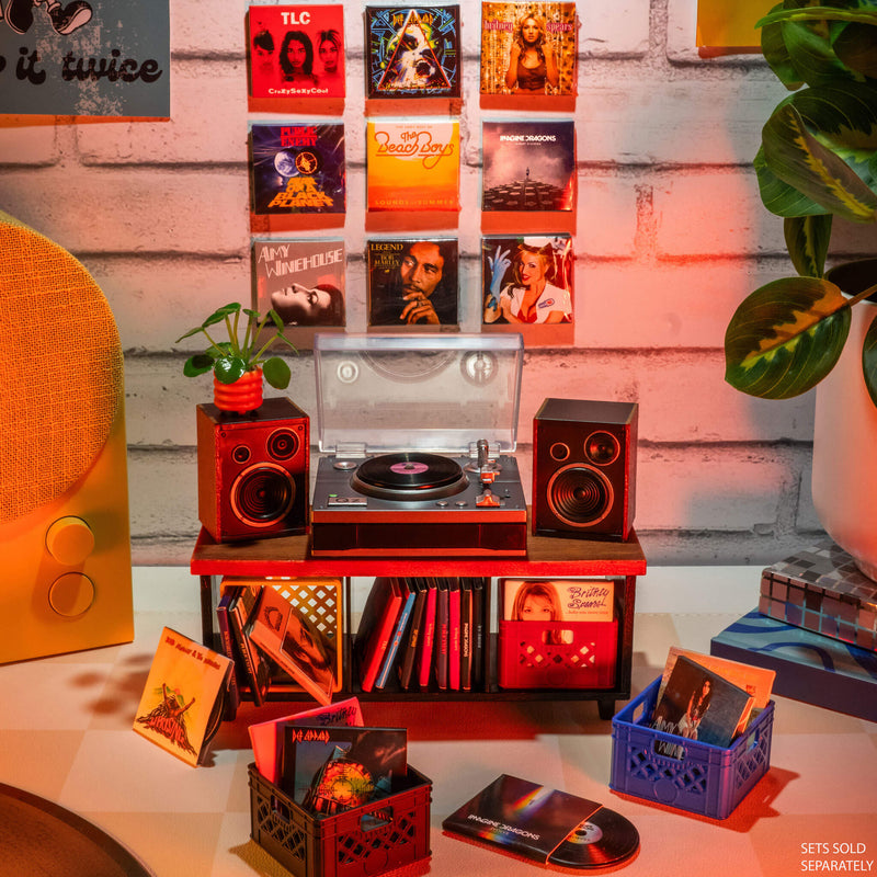 MGAエンターテインメントが発売する、実際に音楽が再生できるミニチュアレコードプレーヤーとミニレコードのコレクション商品「MGA’s Miniverse Real Music」の画像。