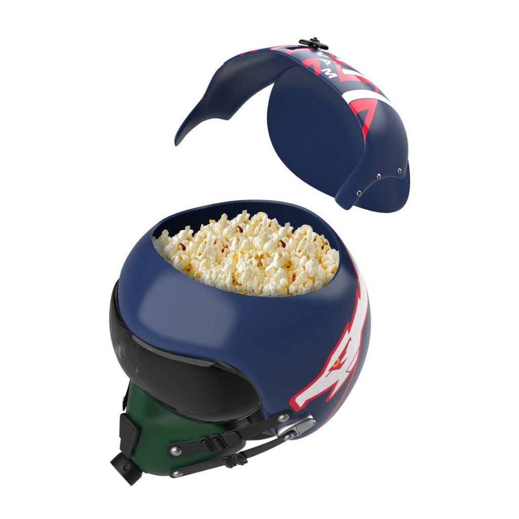 映画『トップガン』公開40周年を記念し Marcus Theatres が発売した、フライトヘルメット型のポップコーンバケットの画像。