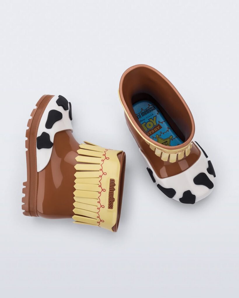 ブラジル発のシューズブランド Melissa が展開する、Toy Story のキャラクターをモチーフにしたベビー用レインブーツの画像。