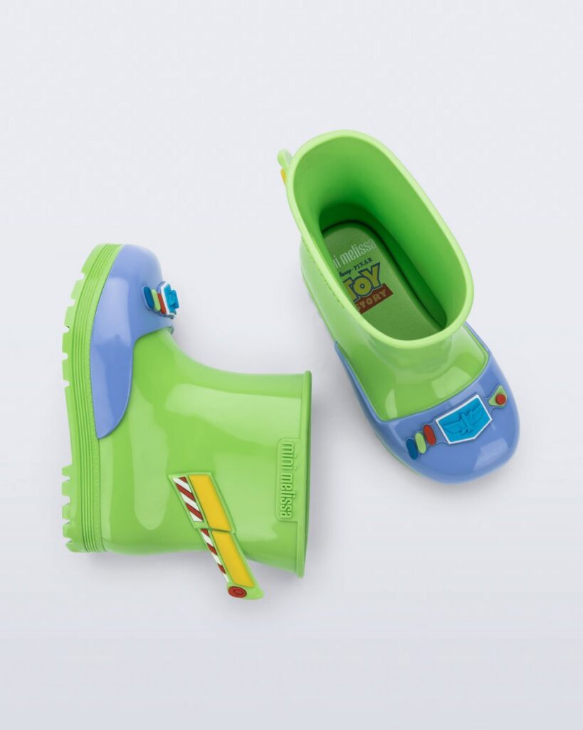 ブラジル発のシューズブランド Melissa が展開する、Toy Story のキャラクターをモチーフにしたベビー用レインブーツの画像。