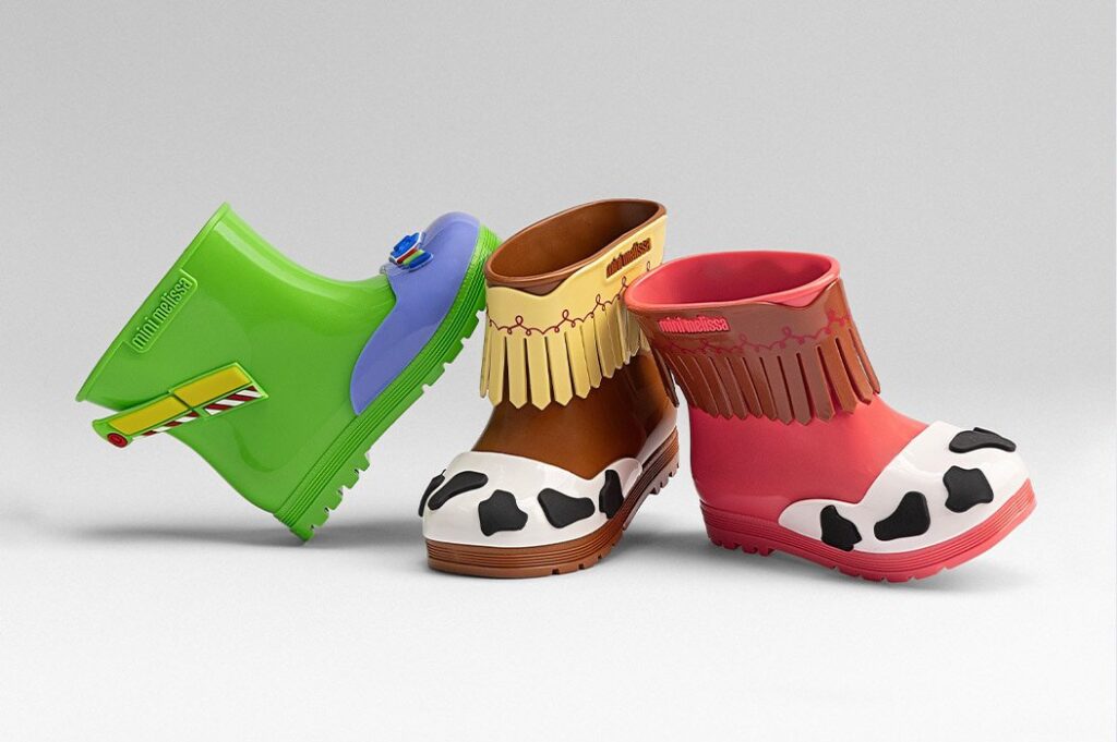 ブラジル発のシューズブランド Melissa が展開する、Toy Story のキャラクターをモチーフにしたベビー用レインブーツの画像。