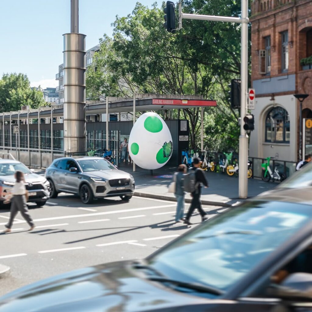 映画『ザ・スーパーマリオギャラクシー・ムービー』のプロモーションとしてシドニーの街に出現した、巨大なヨッシーの卵の画像。